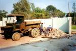  Eigenbaulaster   wird mit gebrauchten Steinen welche  wiederverwendet werden, beladen; Feb. 1997